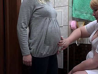 Bir hemşire tüylü kedi ve masaj vajinaya hamile bir milf sütlü lavman yapar. Prosedürler beklenmedik orgazm sona. Fetiş lezbiyenler.