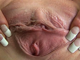 Fuckable przechwala bunk-mate brunetka z wielkim różowym clit w ścisłej sceny górę