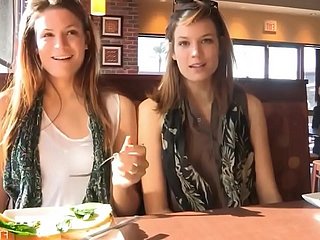 Pure tweeling Romi en Raylene masturberen samen