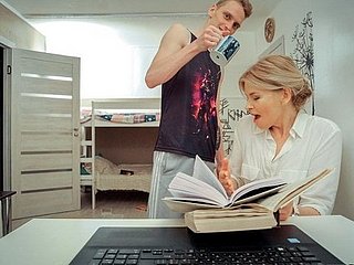 TUTOR4K. 남자는 카메라를 설정하고 도움이 때문에 옳았다