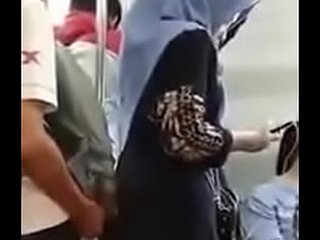 nunjukin zakar di bas