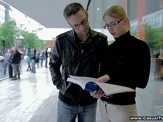 Schüchtern Student in Gläsern Veronika wird gefickt und jizzed