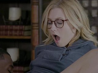 Alexa Grace è una ragazza con gli occhiali bisognosi di un shag hardcore