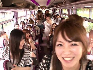 Orgy điên trong một chiếc xe buýt di chuyển với mút gà và cưỡi sluts nhật bản