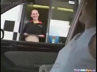 Enseñando Las Tetas en McDonalds Knipperen - Delokos.com