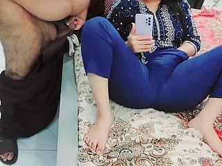 Üvey babam beni mobilde porno izlerken yakaladı ve beni Hintçe sesli bir orospu gibi cezalandırdı