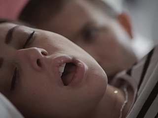 Moreta adolescente se acostó shoe-brush su hermanastro en la misma cama y no se arrepintió