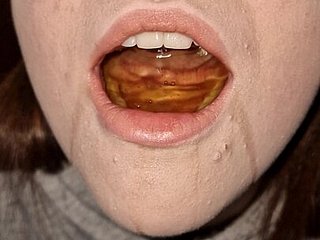 Tôi thích uống nước đái màu vàng của anh ấy