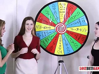 3 ragazze molto carine giocano un gioco di strisce gira chilling ruota