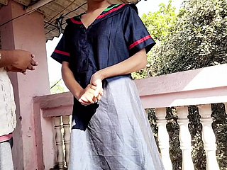 Gav se ahi hu hai ladaki ko bahar lekar uske bos ne chod diya