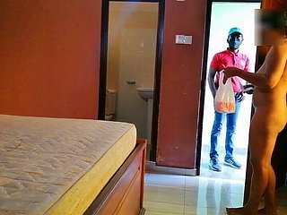 Dịch vụ phòng khách sạn gõ cửa nhà chúng tôi và đụ vợ tôi ђ