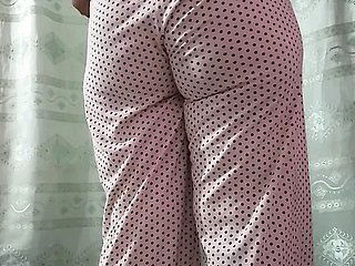 Karachi mignonne fille montrant de numbing hipe