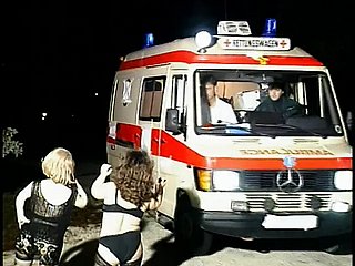 Возбужденные шлюхи для карликов высасывают инструмент парня в машине скорой помощи