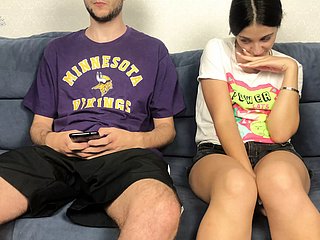 继姐妹发现了Step Brothers在短裤上大家伙，无法抗拒！相互打手枪性高潮
