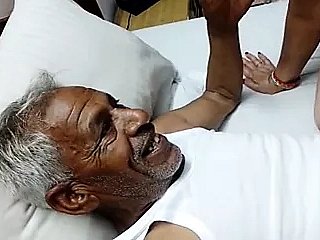 बूढ़े आदमी के साथ रैंडी 2