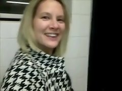 Sie fand eine Self-regard Chasm entlang der Autobahn (öffentliche Toilette)