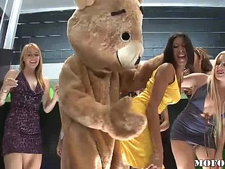 Tanzbär Fucks Latina Kayla Carrera roughly heißer Junggesellenparty