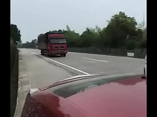 Chińczyk i jego dziewczyna uprawiają seks w samochodzie obok autostrady