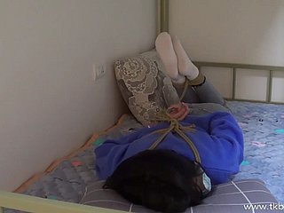 esclavitud china y cosquillas en calcetines blancos