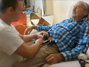 Grandpa thưởng thức blowjob bởi chàng trai trẻ