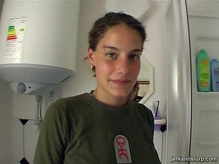 Skanky Elena fa una pompa relating to un video porno amatoriale