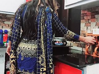 Isteri rumah assfucked dalam dapur oleh suami cuckold