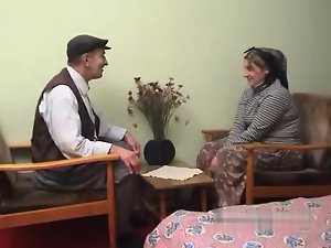 Yasli amca turbanli karisini sikiyor (turco)