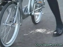 Squirts studentessa su una bicicletta relating to pubblico!