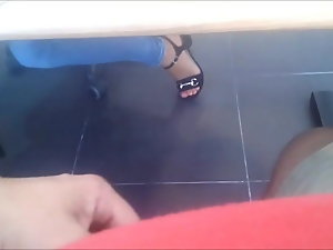 Berkelip di bawah meja