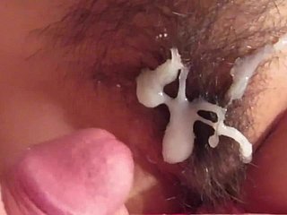 Abspritzen auf die behaarte Muschi