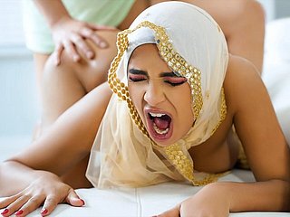 Muslimische Süße mit saftigen Titten, Babi Star, beugt sich vor und nimmt einen dicken Schwanz on touching ihren Arsch - Hijab-Anschluss