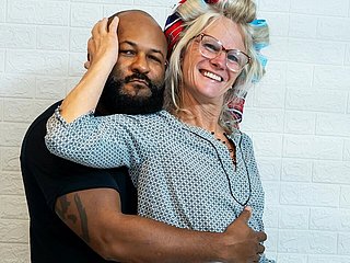 spritzende 68 Jahre alte Oma mit der Faust gefickt