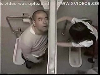 Lehrer fickt Schüler auf der Toilette