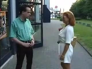 Lady Barbara pozwala facetowi rozebrać się w ładnym retro klipie