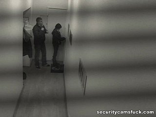 Ondeugende brunette neukt brutaal approximately een openbare gang