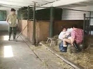 Как доить корову