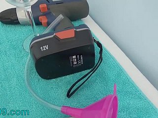 Peehole Chơi với Drilldo và bàng quang đầy Cum
