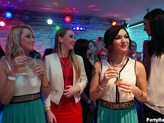 Niezwykle żarłoczne blowjobs są przez niektórych królowych tańczy w klubie