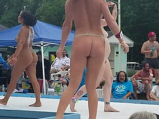 Ahead of Go nagie dziewczyny na Nagość Poppin 2019