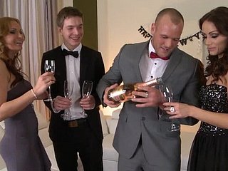 Encontro romântico terminou com sexo grupal
