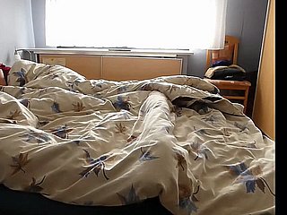 Meine Mumble masturbiert mit weit gespreizten Beinen
